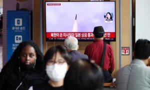 أشخاص في كوريا الجنوبية يشاهدون بثًا تلفزيونيًا لتقرير عن إطلاق كوريا الشمالية لصاروخ بالستي عبر سماء اليابان - 4 من تشرين الأول 2022 (رويترز)