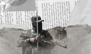 مقاتل من هيئة تحرير الشام يرفع راية فصيله العسكري (تعديل عنب بلدي)
