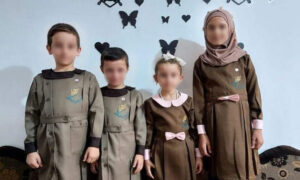 أطفال يرتدون لباس مدرسي جديد فرضته حكومة 