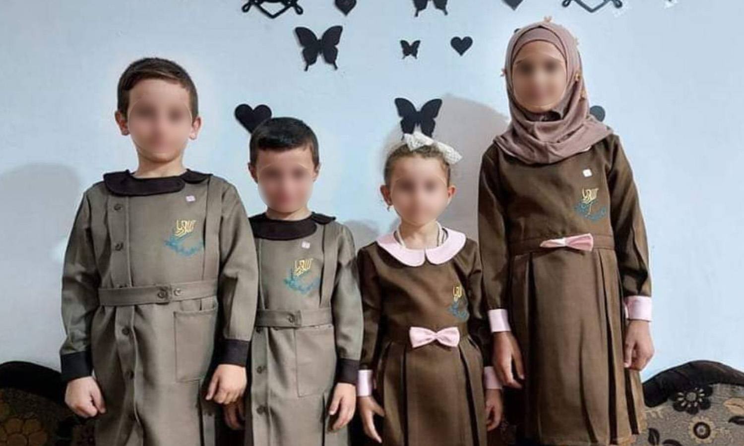 أطفال يرتدون لباس مدرسي جديد فرضته حكومة "الإنقاذ" العاملة في إدلب (متداول صفحات محلية)