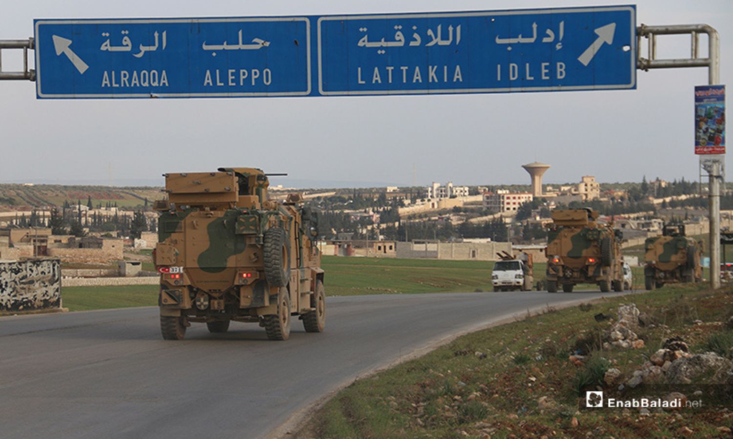 رتل تركي المكون من 25 آلية وهو يدخل الأراضي السورية في مدينة الأتارب بريف حلب الغربي- 3 من شباط 2020 (عنب بلدي)
