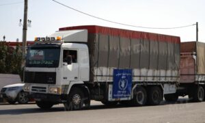 شاحنة من ضمن قافلة المساعدات الأممية القادمة من مناطق النظام السوري إلى الشمال السوري عبر معبر 