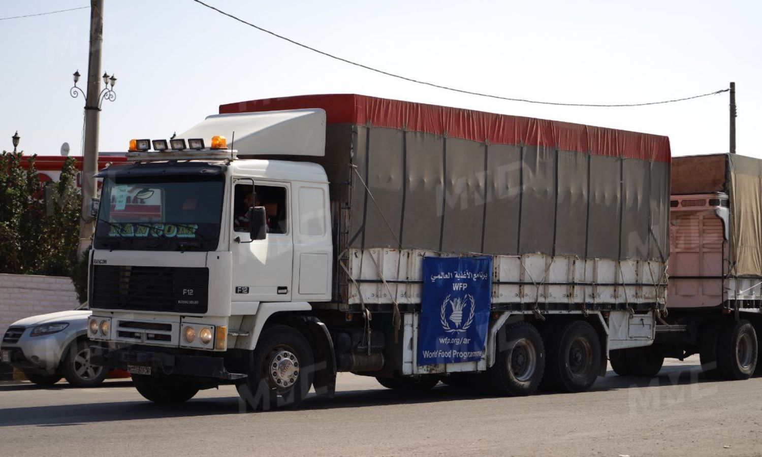 شاحنة من ضمن قافلة المساعدات الأممية القادمة من مناطق النظام السوري إلى الشمال السوري عبر معبر "سراقب- ترنبة"- 22 من تشرين الأول 2022 (MMC)