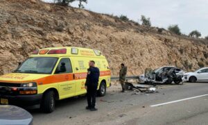 عناصر شرطة وسيارة إسعاف موقع الهجوم في الضفة الغربية_ 15 من تشرين الثاني 2022 (تايمز أوف إسرائيل)
