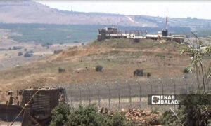 نقطة عسكرية إسرائيلية داخل أراضيها ويظهر على يسار الصورة جرافة إسرائيلية داخل الحدود السورية- تشرين الأول 2022 (عنب بلدي)
