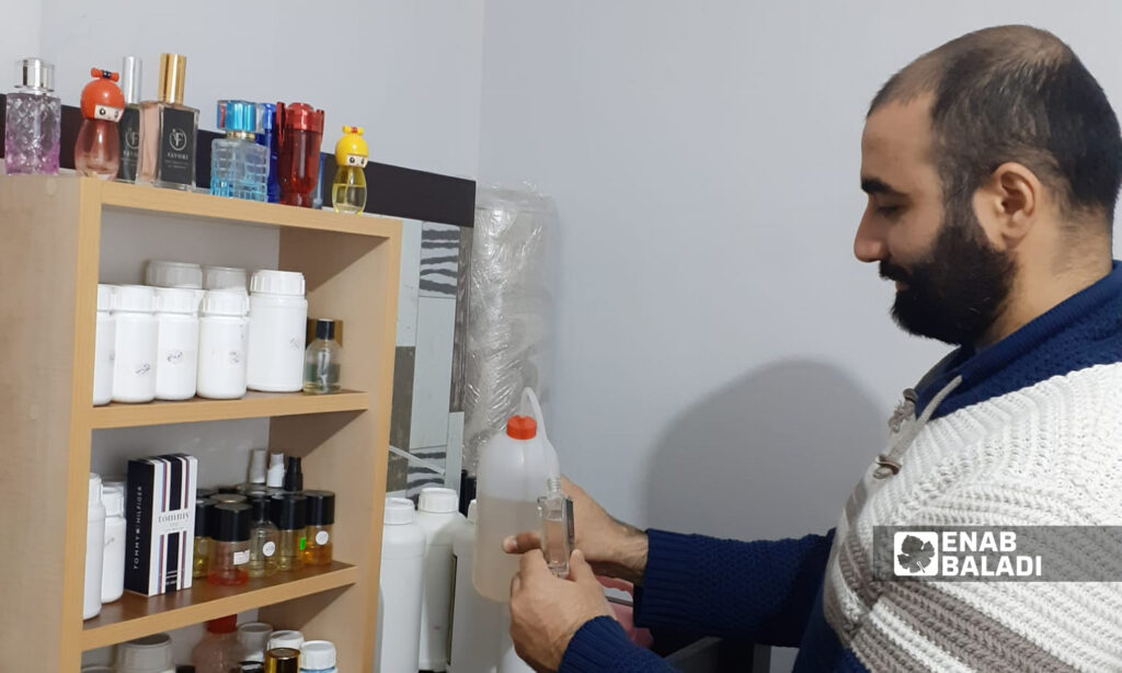 محمد يخصص في منزله مكان لتركيب وتعبئة العطور - 26 من تشرين الثاني 2022 (عنب بلدي)