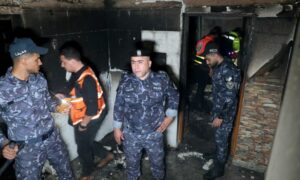 عناصر من قوى الأمن الداخلي في قطاع غزة االفلسطيني يتفقدون موقع الحريق قي جباليا_ 17 من تشرين الثاني 2022 (رويترز)