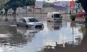 سيارات مغمورة جزئيًا بمياه الأمطار في محافظة اللاذقية_ 7 من تشرين الثاني 2022 (شبكة أخبار اللاذقية)