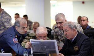 وزير الدفاع التركي خلوصي أكار إلى جانب عدد من القادة العسكريين للإسراف على العملية الجوية التركية في سوريا والعراق_ 20 من تشرين الثاني 2022 (وزارة الدفاع التركية)