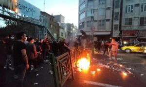 متظاهرون غاضبون أمام نيران مشتغلة في أحد شوارع طهران بعد مقتل مهسا أميني_ 21 من أيلول 2022 (وكالة غرب آسيا للأنباء)