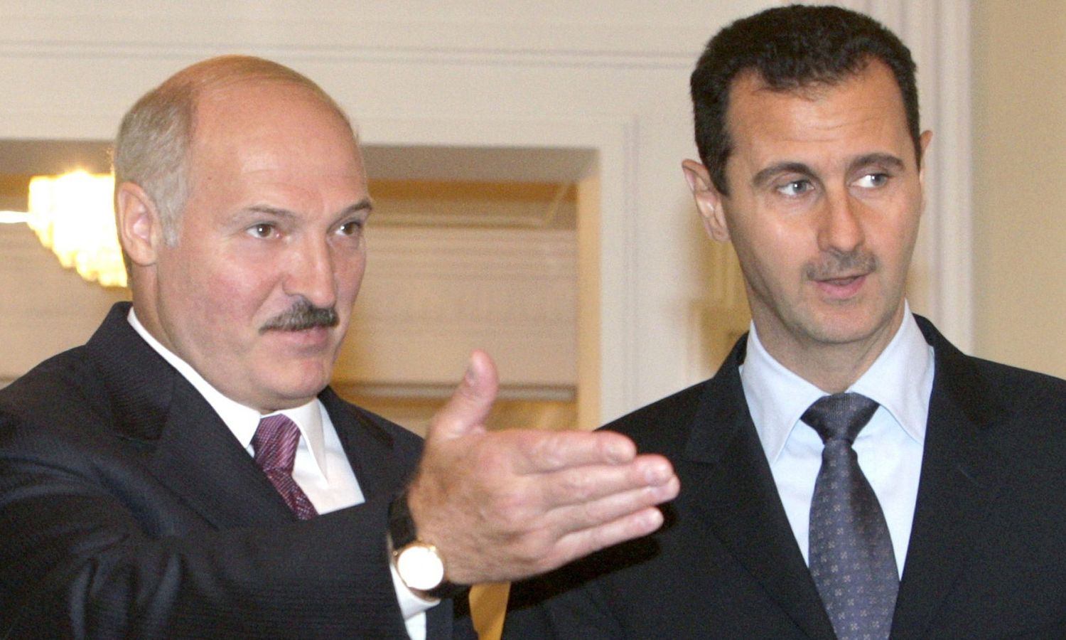 الرئيس البيلاروسي ألكسندر لوكاشينكو يستقبل رئيس النظام السوري بشار الأسد خلال زيارته إلى مينسك - 26 من تموز 2010 (AP)