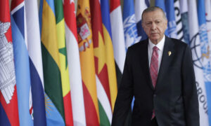 الرئيس التركي رجب طيب أردوغان يصل إلى قمة قادة مجموعة العشرين في بالي ، إندونيسيا ، 15 تشرين الثاني 2022.(رويترز)