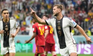 اللاعب الألماني نيكلاس فويلكروج يحتفل بعد أن سجل هدف فريقه ضد منتخب اسبانيا في كأس العالم- 27 تشرين الثاني 2022 (AP)