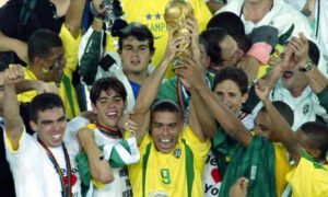 الاسطورة البرازيلية رونالدو يحمل كاس العالم للبرازيل عام 2002 باليابان (رويترز)