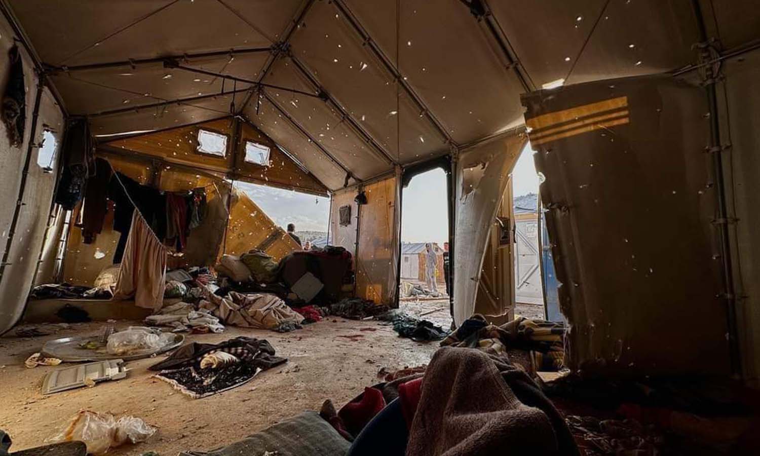 إحدى الخيم المتضررة من قصف عنقودي استهدف مخيمات بريف إدلب الغربي- 6 تشرين الثاني 2022 (تويتر/يوسف غريبي)