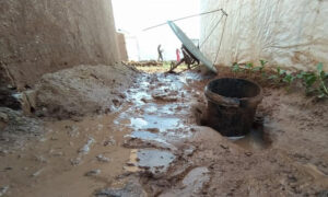 تشكل الطين بين خيام مخيم رأس العين في الحسكة نتيجة الأمطار الأخيرة- 27 من تشرين الثاني 2022 (Khamgin Qerehman/ فيس بوك)