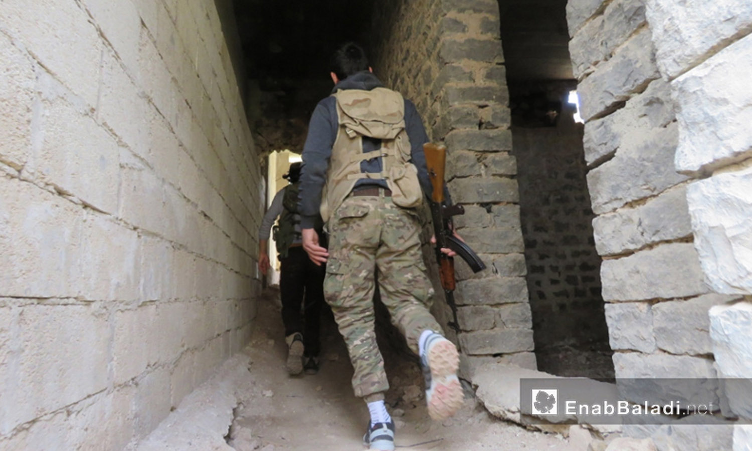 مقاتل من المعارضة على جبهات مدينة الرستن شمالي حمص - آذار 2018 (عنب بلدي)