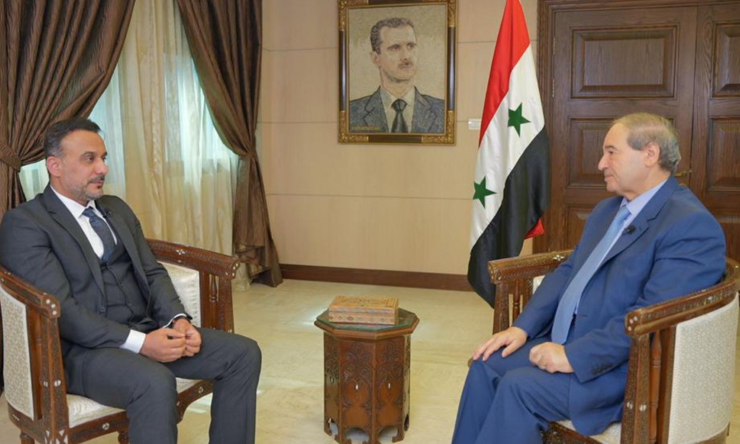 الإعلامي موسى الفرعي، مع وزير الخارجية السوري، فيصل المقداد في 23 من تشرين الأول 2022 (حساب موسى الفرعي في تويتر)
