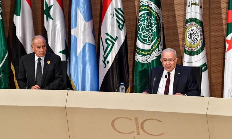 وزير الخارجية الجزائري رمطان العمامرة يتحدث خلال مؤتمر صحفي مع الأمين العام "لجامعة الدول العربية" أحمد أبو الغيط في حفل اختتام القمة العربية الـ31 في العاصمة الجزائرية - في 2 من تشرين الثاني 2022 (AFP)