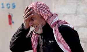 سوري يبكي وفاة طفله بهجوم صاروخي من قوات النظام على مخيم 