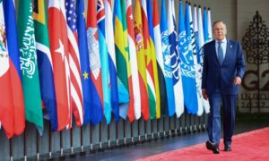 وزير الخارجية الروسي سيرجي لافروف في أثناء قدومه لحضوره قمة قادة مجموعة العشرين في بالي- إندونيسيا 15 من تشرين الثاني 2022 (وزارة الخارجية الروسية)