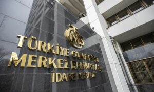 شعار البنك المركزي التركي عند مدخل مقر البنك بالعاصمة أنقرة- تركيا 19 من نيسان (AA)