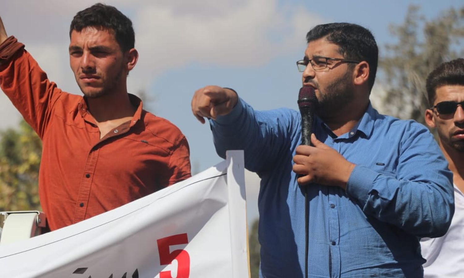 الناشط الإعلامي محمد عبد اللطيف (أبو غنوم) خلال إحدى المظاهرات بريف حلب- 25 من أيلول 2022 (محمد أبو غنوم/ فيس بوك)