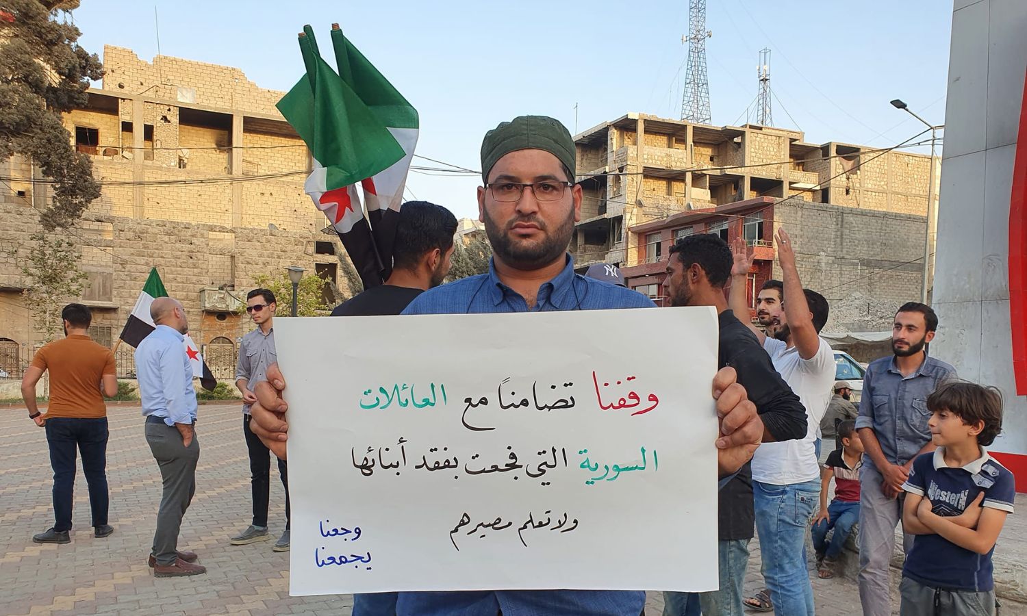 الناشط الإعلامي محمد عبد اللطيف (أبو غنوم) خلال إحدى المظاهرات بريف حلب- 30 من آب 2022 (محمد أبو غنوم/ فيس بوك)