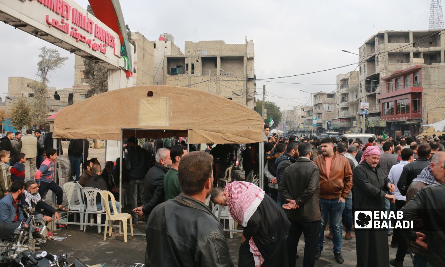 عناصر "الشرطة المدنية" في مدينة الباب بريف حلب الشرقي يحاولون فض خيمة اعتصام لمتظاهرين للمطالبة بكشف نتائج تحقيقات لعمليات اغتيال بالمنطقة وكشف الفاعلين ومحاسبتهم- 16 من تشرين الثاني 2022 (عنب بلدي/ ديان جنباز)