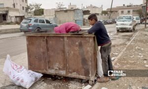 طفلان ينبشان عن نفايات قابلة لإعادة التدوير لبيعها في اعزاز-10 من تشرين الثاني 2022(عنب بلدي/ديان جنباز)
