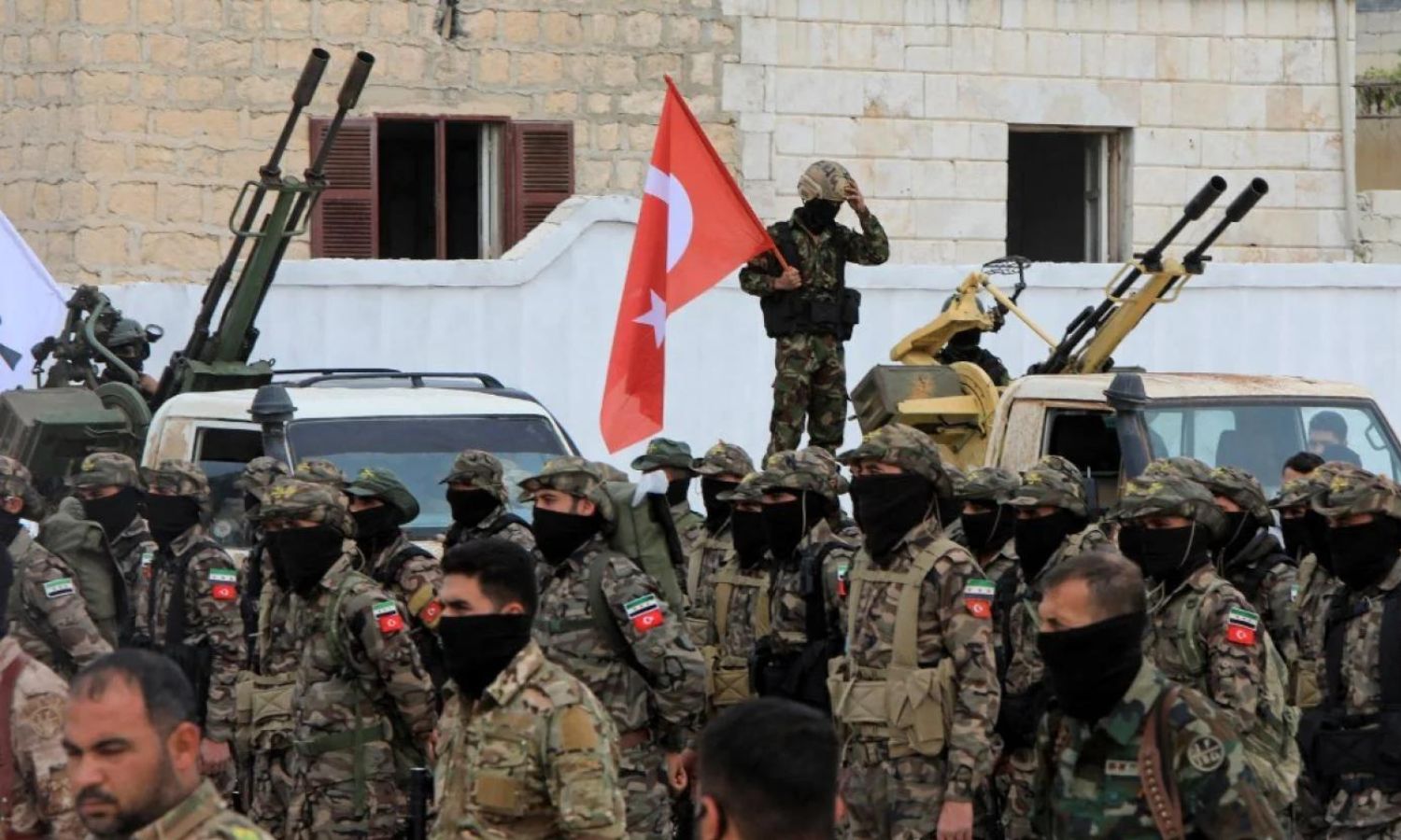 مقاتلون في "الجيش الوطني السوري" المدعوم من تركيا خلال تدريبات عسكرية في ريف عفرين شمالي حلب- 31 من شرين الأول 2021 (AFP)