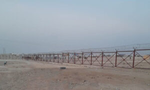 السياج الذي يفصل قطاعات مخيم الهول عن بعضها- 1 تشرين الثاني 2022 (فرات بوست)