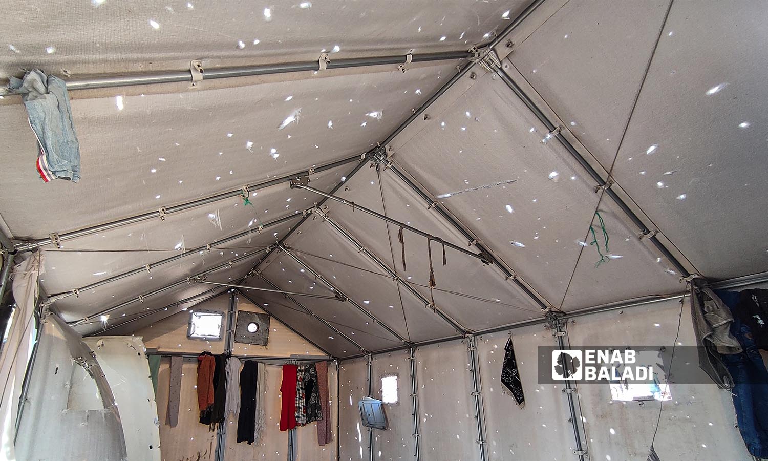 إحدى الخيم التي تعرضت للقصف بالقنابل العنقودية في مخيم مرام بريف إدلب- 6 تشرين الثاني 2022 (عنب بلدي-محمد نعسان دبل)