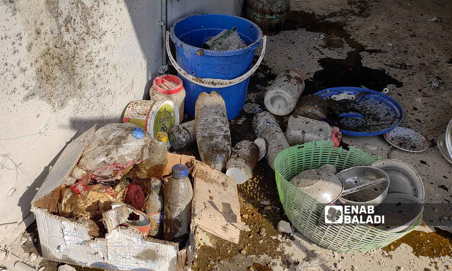 أواني وأدوات مطبخ تعرضت للضرر إثر تعرض مخيم مرام في ريف إدلب للقصف بالقنابل العنقودية- 6 تشرين الثاني 2022 (عنب بلدي-محمد نعسان دبل)
