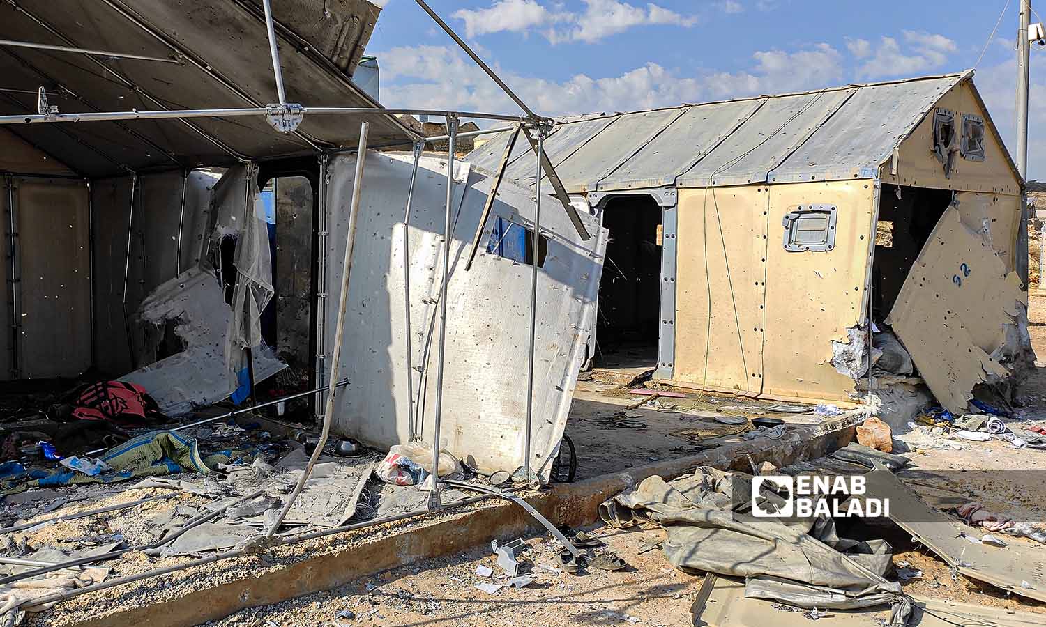خيم وكرفانات تعرضت للضرر جراء قصف مخيم مرام في ريف إدلب بالقنابل العنقودية- 6 تشرين الثاني 2022 (عنب بلدي-محمد نعسان دبل)