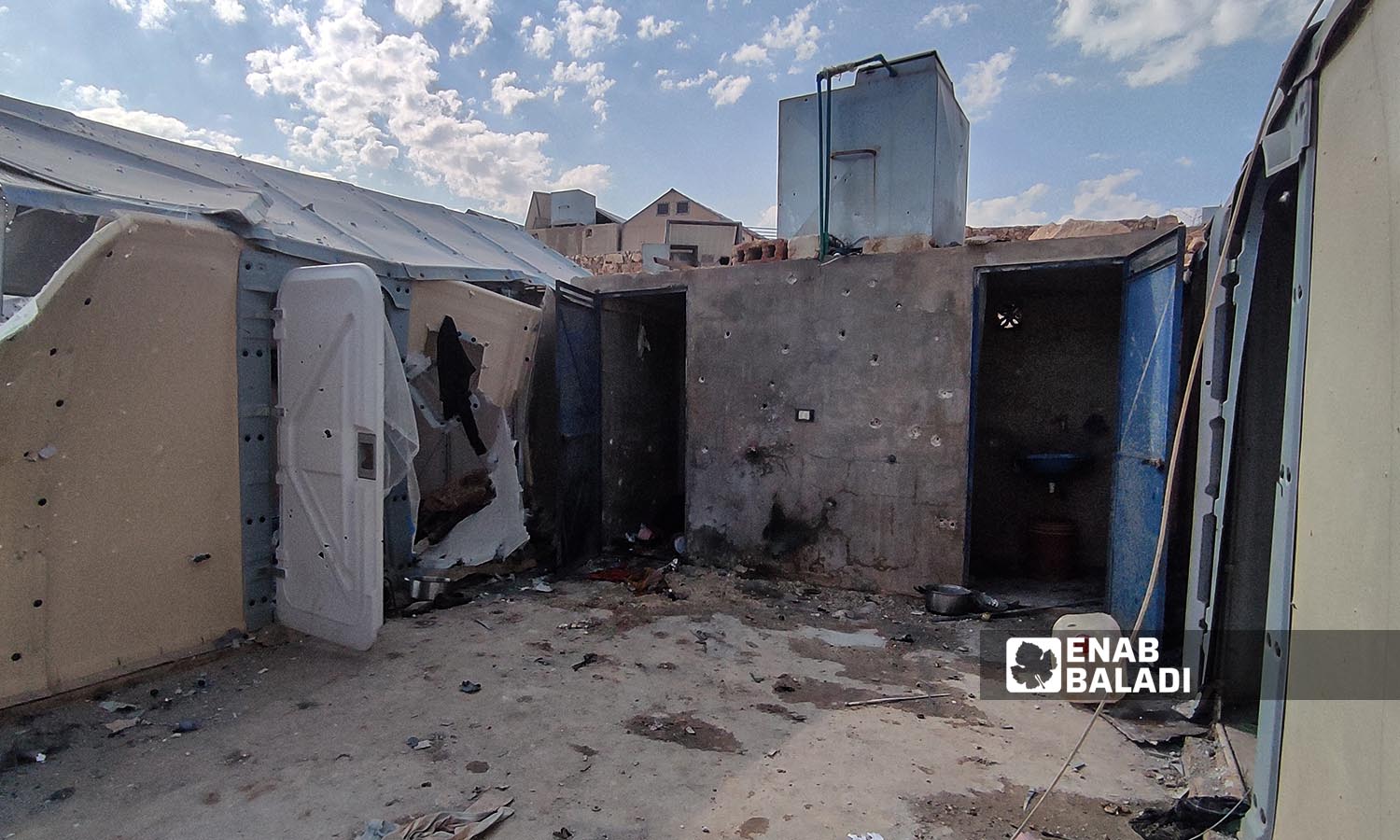 إحدى الخيم التي تعرضت للقصف بالقنابل العنقودية في مخيم مرام بريف إدلب- 6 تشرين الثاني 2022 (عنب بلدي-محمد نعسان دبل)