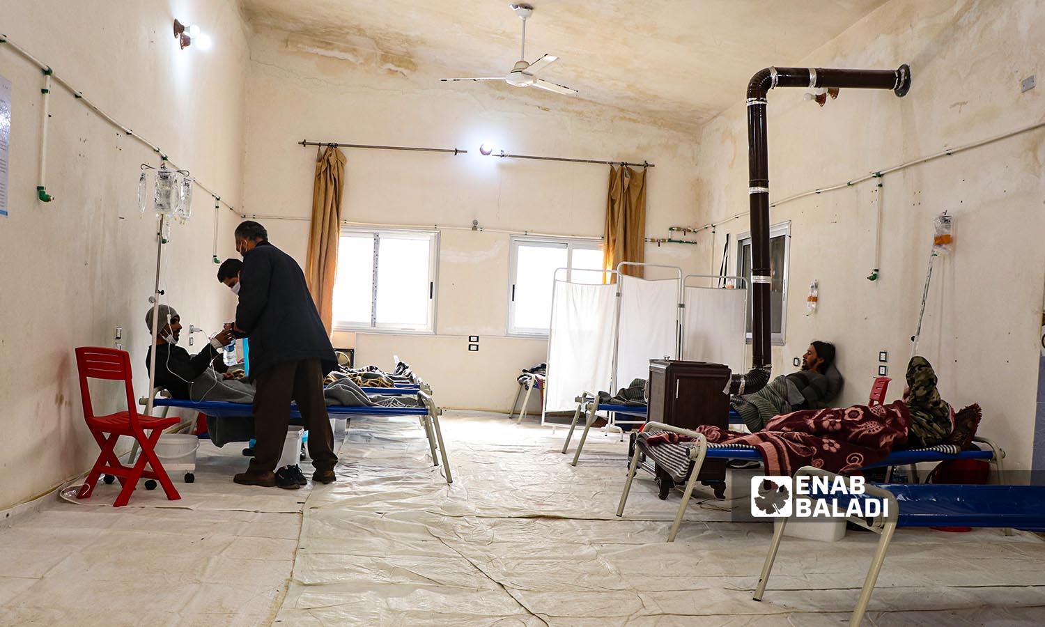 مصابي كوليرا يتلقون العلاج في وحدة دركوش لمعالجة الكوليرا في ريف إدلب- 22 تشرين الثاني 2022(عنب بلدي/ محمد نعسان دبل)