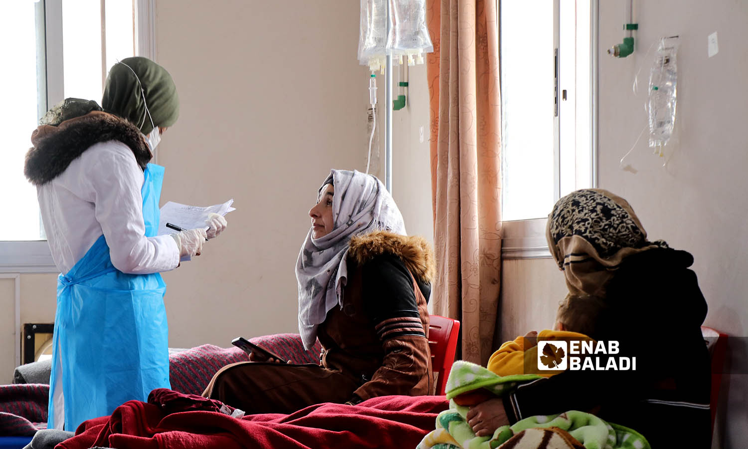نساء تعرضن للإصابة بمرض الكوليرا يتلقون العلاج في وحدة دركوش لمعالجة الكوليرا في ريف إدلب- 22 تشرين الثاني 2022(عنب بلدي/ محمد نعسان دبل)