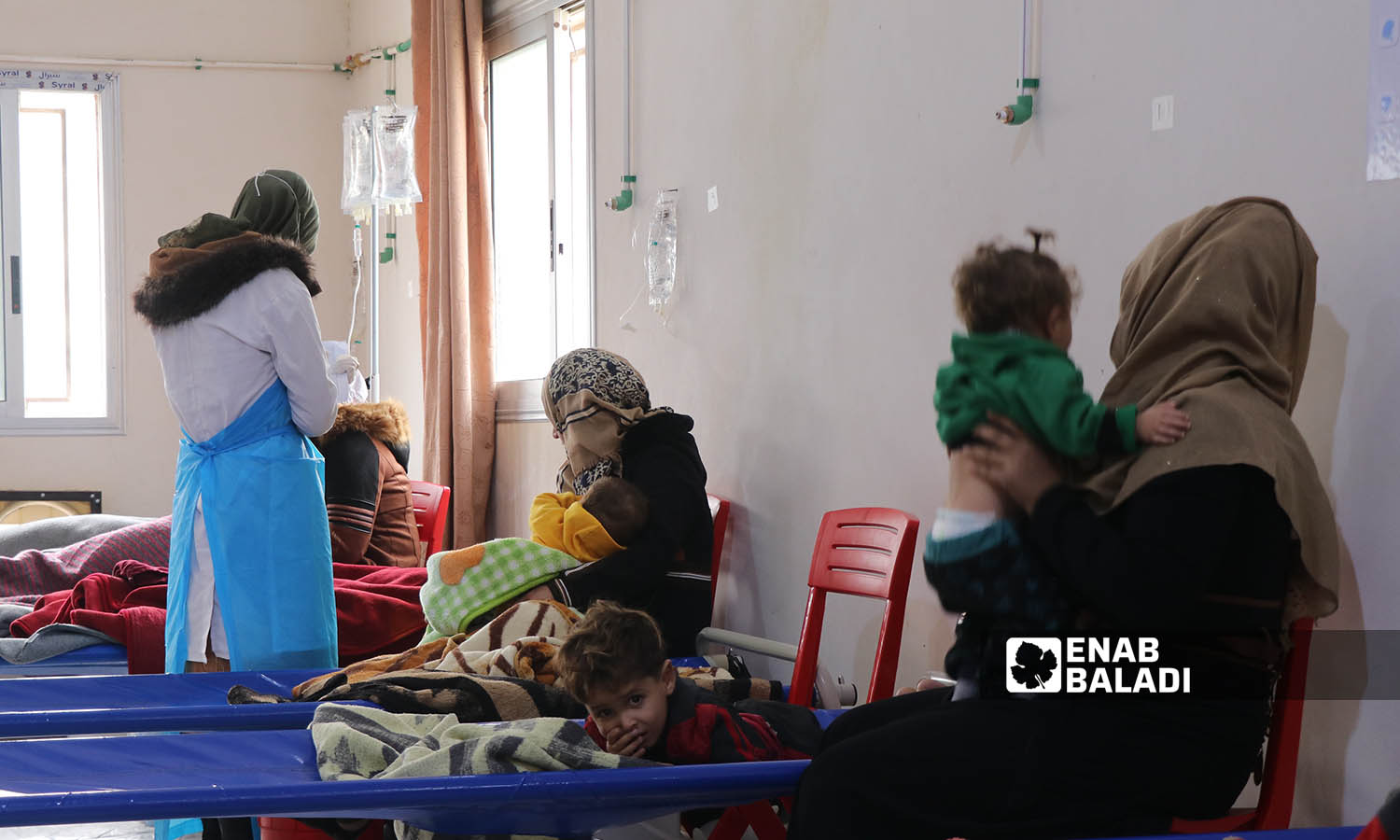 نساء تعرضن للإصابة بمرض الكوليرا يتلقون العلاج في وحدة دركوش لمعالجة الكوليرا في ريف إدلب- 22 تشرين الثاني 2022(عنب بلدي/ محمد نعسان دبل)