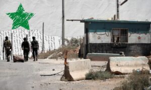 مقاتلون محليون خلال سيطرة المعارضة على الجنوب السوري (تعديل عنب بلدي)

