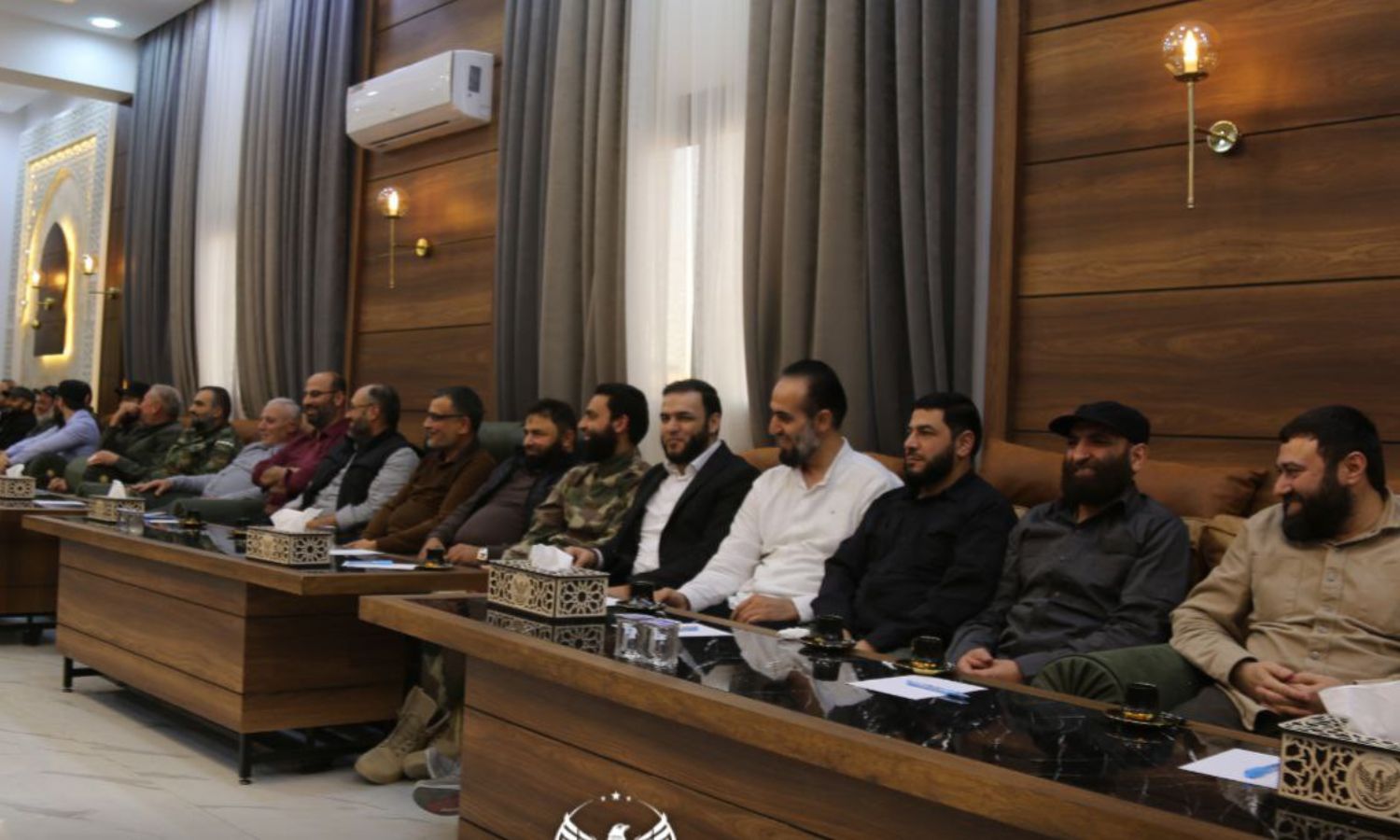 أعضاء وشخصيات في "مجلس الشورى" التابع لـ"الفيلق الثالث" المنضوي تحت راية "الجيش الوطني السوري" المدعوم من تركيا خلال أحد الاجتماعات- 3 من تشرين الثاني 2022 (الفيلق الثالث)