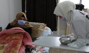 ممرضة تقدم المساعدة لإحدى مريضات السرطان في مركز “سامز” بإدلب_ 14 من تشرين الأول 2022 
(مركز سامز )