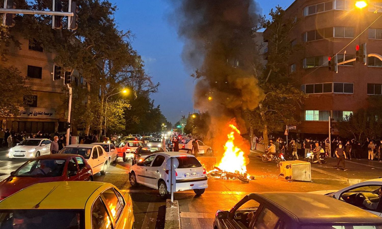 دراجة نارية تحترق تابعة للشرطة الإيرانية، خلال احتجاجات على وفاة الشاة مهسا أميني- 19 من أيلول 2022 (رويترز)