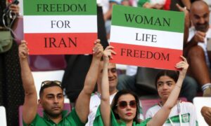 مشجعو منتخب إيران يدعمون فريقهم بشعار 