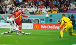 اللاعب الإسباني موراتا يسجل هدفًا على منتخب ألمانيا في كأس العالم المقامة في قطر- 27 من تشرين  الثاني 2022 (usa today)