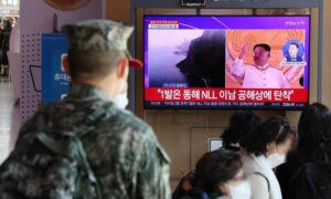 أشخاص في كوريا الجنوبية يشاهدون بثًا تلفزيونيًا بشأن التصعيد الكوري الشمالي في المنطقة وكالة (يونهاب الكورية الجنوبية)