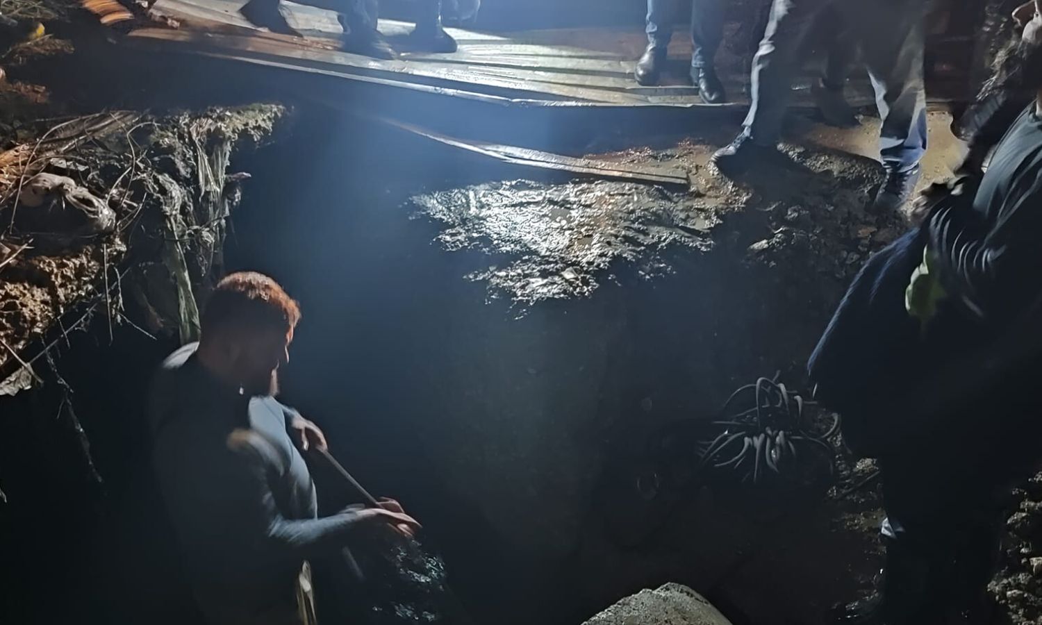 محاولة انتشال فتاة وقعت في حفرة للصرف الصحي في مدينة اللاذقية- 24 من تشرين الثاني 2022 (محافظة اللاذقية/ فيس بوك)