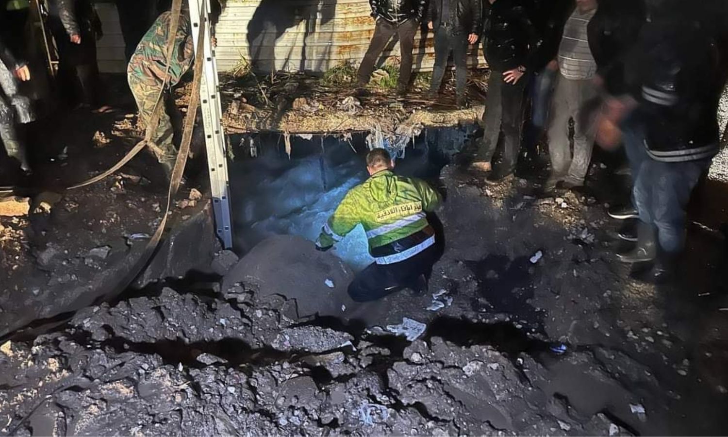 محاولة انتشال فتاة وقعت في حفرة للصرف الصحي في مدينة اللاذقية- 24 من تشرين الثاني 2022 (النركز الإذاعي والتلفزيوني في اللاذقية)