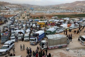 لاجئون سوريون يستعدون للعودة إلى سوريا من وادي حميد قرب بلدة عرسال الحدودية اللبنانية، 26 من تشرين الأول 2022 (REUTERS)
