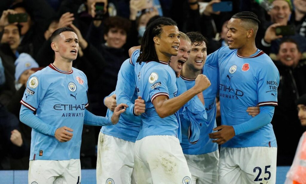 لاعبو مانشستر سيتي الإنجليزي يحتفلون بتسجيل هدف (man city)